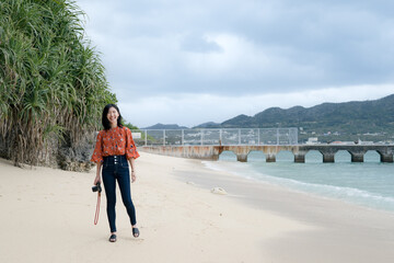 沖縄のビーチでポートレート　女性