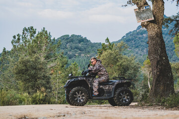 Fototapeta premium vehículo, deporte, extremidad, todoterreno, conducir, moto, aventura, rueda, carretera, auto, transportación, diversión, terreno, carrera, motor, al aire libre, aislada, militar, soldado, ejército, 