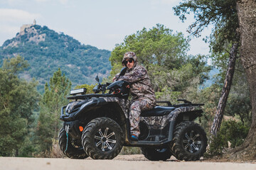 Fototapeta premium vehículo, deporte, extremidad, todoterreno, conducir, moto, aventura, rueda, carretera, auto, transportación, diversión, terreno, carrera, motor, al aire libre, aislada, militar, soldado, ejército, 