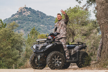 Fototapeta premium hombre con Quad