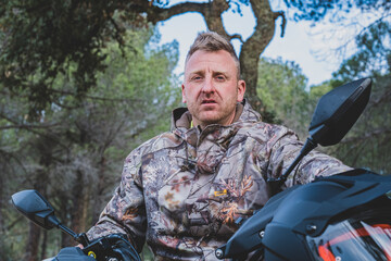 Fototapeta premium hombre con Quad