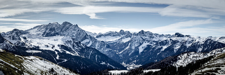 Fototapeta na wymiar panoramic view from the passo sella in the dolomites