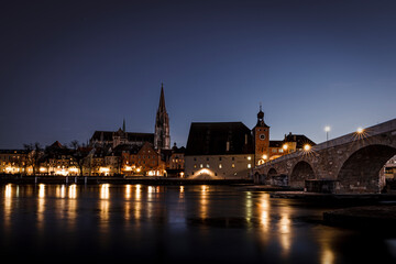 Fototapeta na wymiar the stone bridge and the cathedral in regensburg