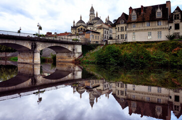 Obraz premium Périgueux, Berris bridge over Isle River, Saint-Front Cathedral in background, World Heritage Sites of Routes of Santiago de Compostela in France, Dordogne, Aquitaine, France, Europe