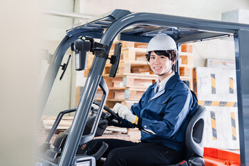 現場でフォークリフトを運転する男性作業員