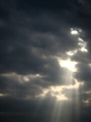 Obraz premium sunbeam through the dark cloud