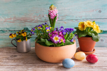 Obraz na płótnie Canvas Easter eggs and spring flowers