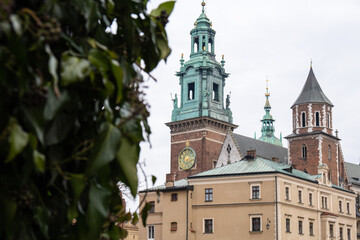 Obraz premium Royal Wawel royal castle in Krakow in rainy early spring weather in Poland. historic castle in the old city Gardens and cathedra, Cracow, Poland. Travel attraction tourist destination
