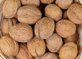 Reife Walnüsse im Korb