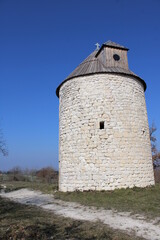 Fototapeta na wymiar Moulin de Ramps, Castelnau-Montratier, Sainte-Alauzie, chemin de randonnée