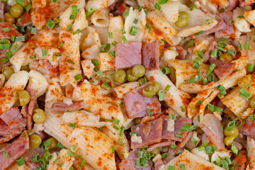 Nudelpfanne, Schinkennudeln in einer Nahaufnahme