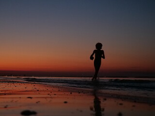 Mädchen rennt am Strand