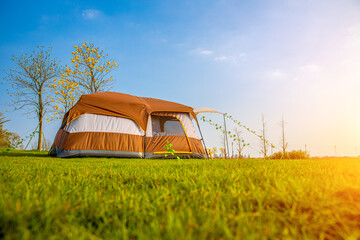 Girls in sunny Jiangmen Yinhu Bay camping holiday camp