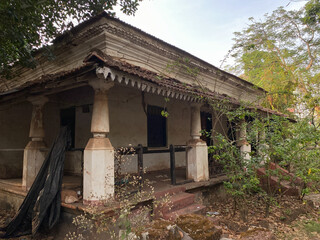 Fototapeta na wymiar An old ruined house with traditional architecture in a village in Goa.