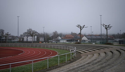 Stadion Platz Laufbahn, Ränge bei Nebel regnerisch 