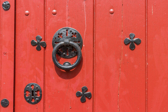 Heurtoir d'une ancienne porte rouge vif