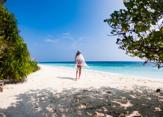 Obraz premium beautiful woman relaxing on a tropical beach