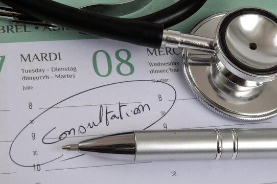 onsultation &eacute;crit sur un agenda sur lequel sont pos&eacute;s un st&eacute;thoscope et un stylo