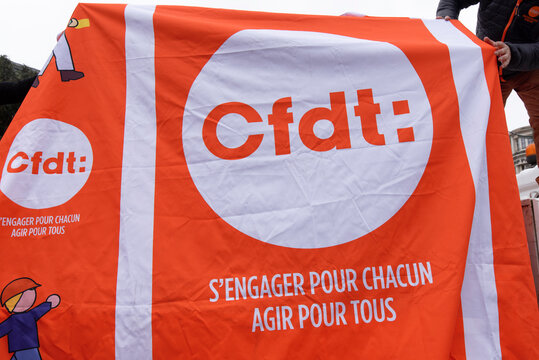 Installation d'une grande banderole sur un camion du syndicat cfdt lors de la manifestation du 7 mars 2023 &agrave; Bergerac, France