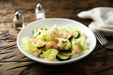 Leaf salad with cucumber and shrimps