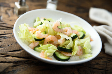 Leaf salad with cucumber and shrimps