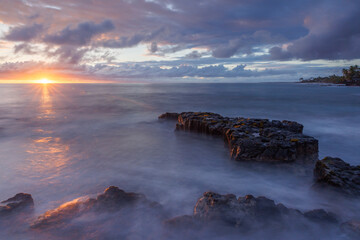 Costa volcánica de la isla grande de Hawaii