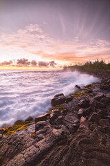 Costa volcánica de la isla grande de Hawaii