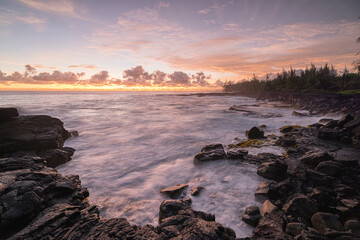 Costa volcánica de la isla grande de Hawaii