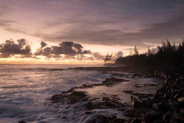 Costa volcánica de la isla grande de Hawaii