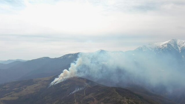 &eacute;cobuage, burning fields in the mountains, Pyr&eacute;n&eacute;es orientales