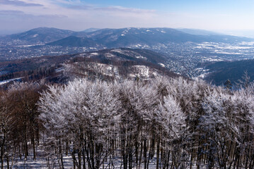 Widok z góry na Beskid Śląski, śnieg na drzewach (3).