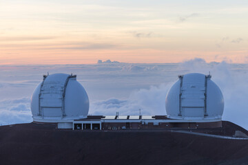 Fototapeta na wymiar Obervatorio astronómico y cielo de Hawaii