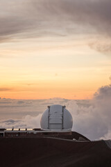 Fototapeta na wymiar Obervatorio astronómico y cielo de Hawaii