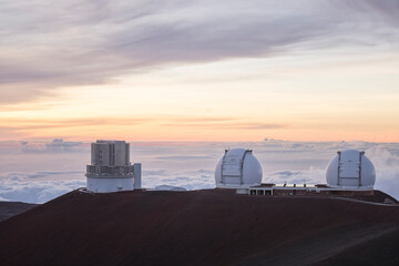 Fototapeta na wymiar Obervatorio astronómico y cielo de Hawaii