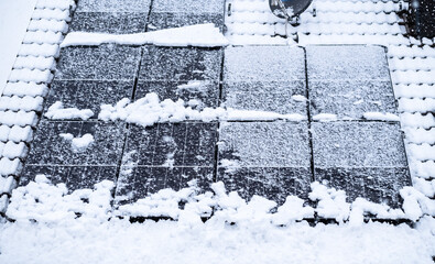 Mit Schnee bedeckte Solarpanele auf dem Dach eines Hauses in Essen, NRW