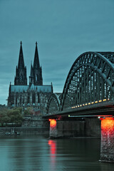 Fototapeta premium Cologne Cathedral and the Hohenzollern Bridge at dusk