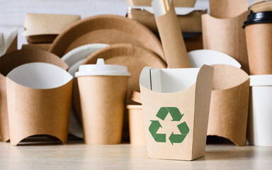 Fototapeta na wymiar The concept of recycling and zero waste. Recycling sign on eco-friendly paper products for food packaging and delivery.