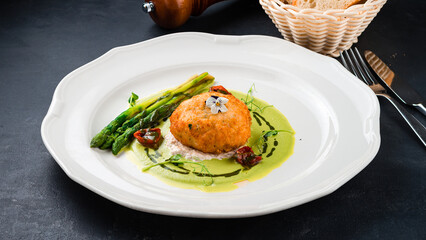 Fresh breaded shrimp balls with asparagus, tomatoes and green sauce.