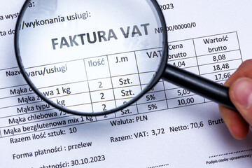 Faktura VAT w wersji papierowej z lupą