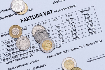 Faktura VAT w wersji papierowej z pieniędzmi  - obrazy, fototapety, plakaty