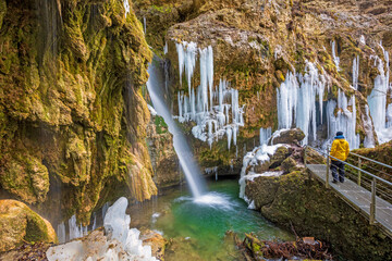 Hinang - Wasserfall - Allgäu - Winter - Eis - Schnee - obrazy, fototapety, plakaty
