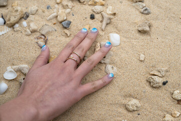 砂浜と女性のネイル