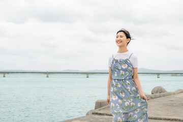 Fototapeta premium 沖縄の堤防を走る女性