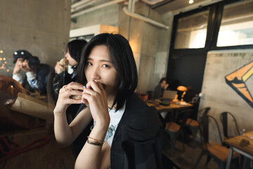 ブルックリン風カフェでドーナツを食べる女性