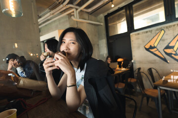 ブルックリン風カフェでドーナツを食べる女性