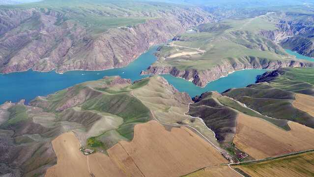 Tex kush tower according to the reservoir in xinjiang: embedded in alpine grassland of emeralds
