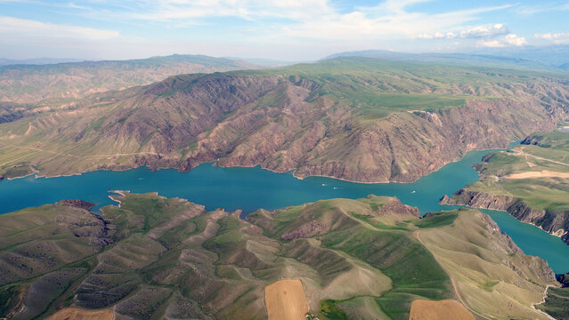 Tex kush tower according to the reservoir in xinjiang: embedded in alpine grassland of emeralds