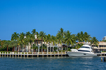 Fototapeta na wymiar Architecture along the canals of Fort Lauderdale in Florida, USA