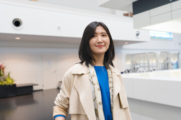 空港を歩く女性３