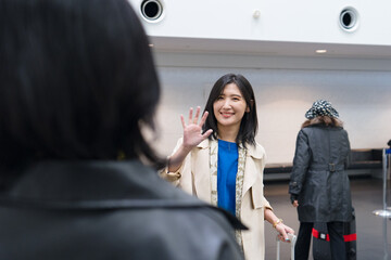 空港で友人と再会する女性１２